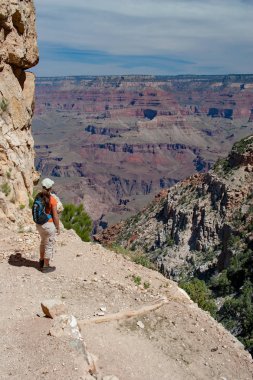 Grand Canyon Güney Kaibab Trail genç kadın.