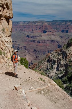 Grand Canyon Güney Kaibab Trail genç kadın.