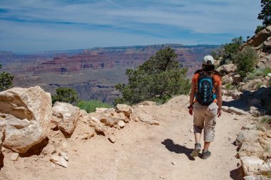 Grand Canyon Güney Kaibab Trail genç kadın.