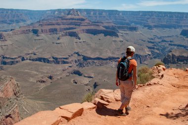Grand Canyon Güney Kaibab Trail genç kadın.