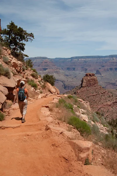 Grand Canyon Güney Kaibab Trail genç kadın.