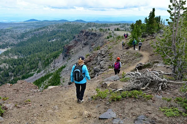 Sisters yakınlarındaki Tam Mcarthur Rim Trail üzerinde Yürüyüşçüler, Oregon.