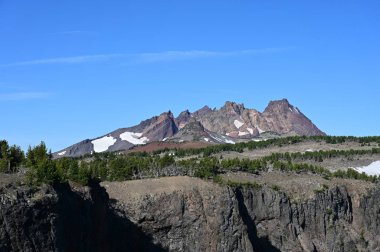 Tam Mcarthur Rim Trail, Oregon'dan Broken Top volkanının görünümü.