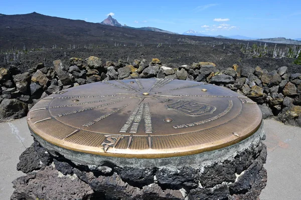 Directional marker bij Dee Wright Observatory, Oregon. — Stockfoto