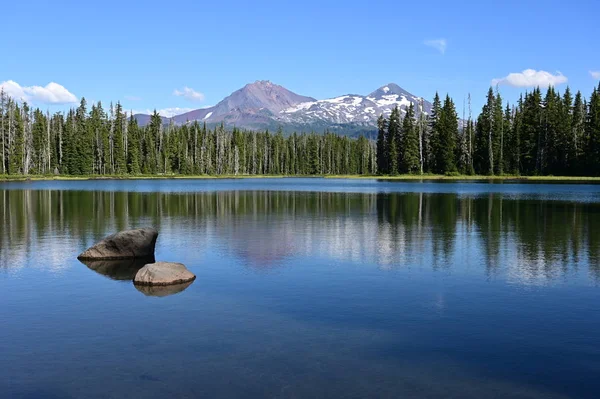 Scott Gölü ve Orta ve North Sisters volkanlar, Oregon. — Stok fotoğraf