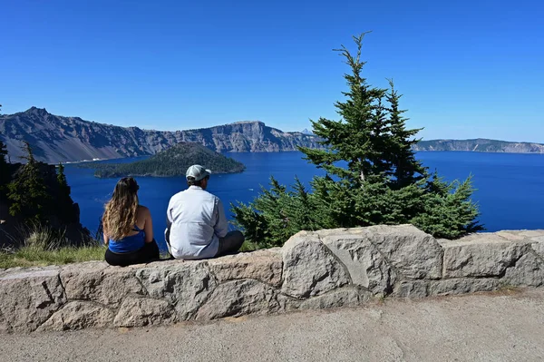 Ungt par njuter av utsikten över kratersjön, Oregon. — Stockfoto