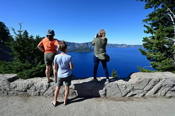 Tre kvinnor njuter av utsikten över kratersjön, Oregon. — Stockfoto