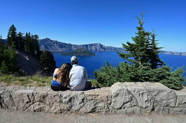 Ungt par njuter av utsikten över kratersjön, Oregon. — Stockfoto