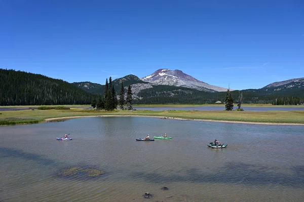 Kayakers en Sparks Lake, Oregon con South Sister en segundo plano . —  Fotos de Stock