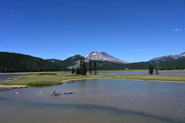 Kayakers di Sparks Lake, Oregon dengan South Sister di latar belakang . — Stok Foto
