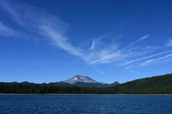 Sydsyster från Elk Lake, Oregon. — Stockfoto