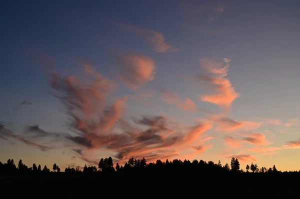 Sonnenuntergang Wolken über Schwestern, oregon. — Stockfoto