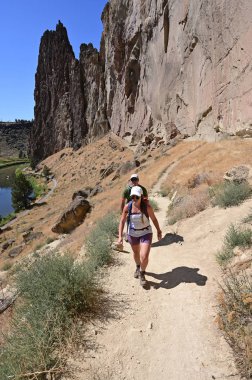 Smith Rock State Park, Oregon Misery Ridge Trail genç çift.