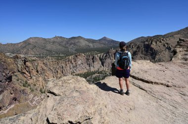 Smith Rock State Park, Oregon'da Misery Ridge Trail'de kadın.