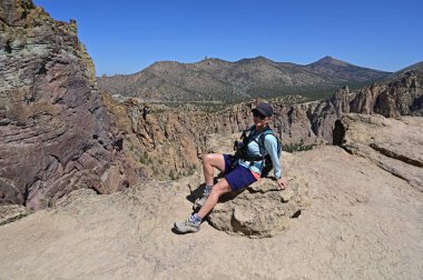 Smith Rock State Park, Oregon'da Misery Ridge Trail'de kadın.