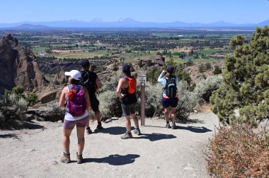 Smith Rock State Park, Oregon'da Misery Ridge Trail üzerinde Yürüyüşçüler.