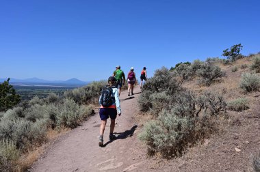 Smith Rock State Park, Oregon'da Misery Ridge Trail üzerinde Yürüyüşçüler.