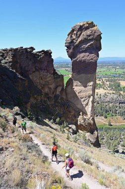 Smith Rock State Park, Oregon'da Misery Ridge Trail üzerinde Yürüyüşçüler.
