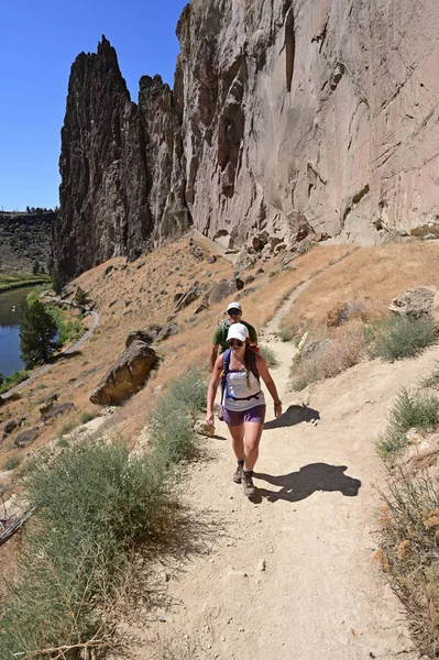 Casal jovem em Misery Ridge Trail em Smith Rock State Park, Oregon . — Fotografia de Stock