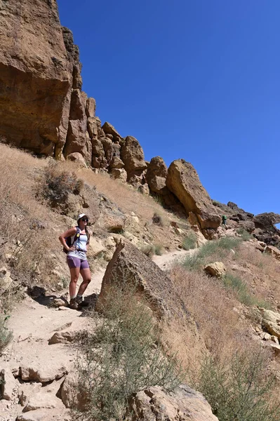 Jonge vrouw op de ellende Ridge Trail in Smith Rock State Park, Oregon. — Stockfoto