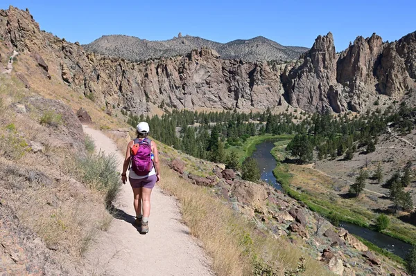 Jeune femme sur Misery Ridge Trail à Smith Rock State Park, Oregon . — Photo