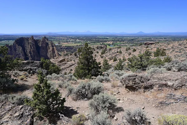 Vista desde Misery Ridge Trail en Smith Rock State Park, Oregon . — Foto de Stock
