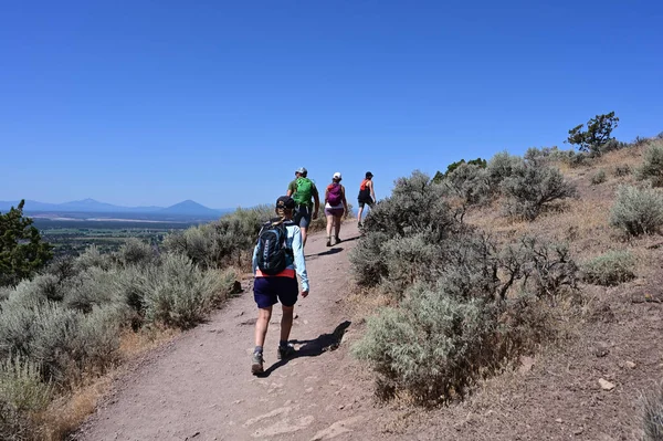 Wandelroutes op de ellende Ridge Trail in Smith Rock State Park, Oregon. — Stockfoto