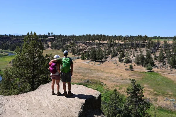 Fiatal pár a Misery Ridge Trail a Smith rock State Park, Oregon. — Stock Fotó