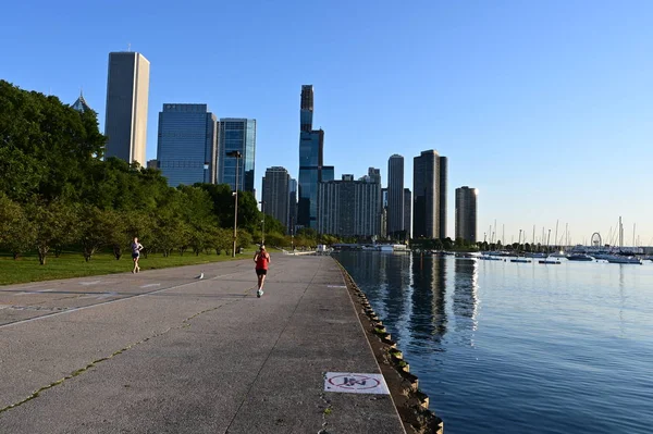 Lago Michigan costa y el horizonte de Chicago . — Foto de Stock