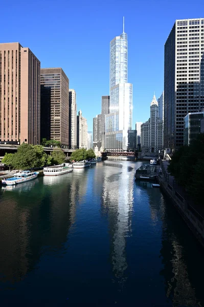 Trump Tower Chicago y los edificios circundantes reflejados en Chicago River . — Foto de Stock