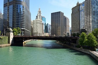 Chicago Nehri ve nehir kıyısı binaları, Chicago, Illinois.