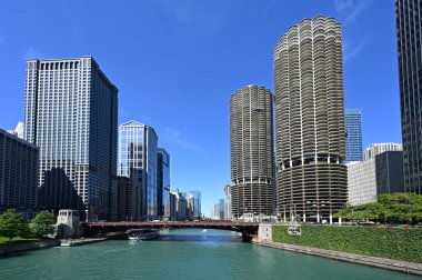 Chicago Nehri ve nehir kıyısı binaları, Chicago, Illinois.