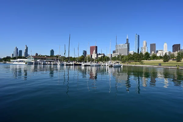 Chicago Yacht Club e o horizonte de Chicago no Lago Michigan . — Fotografia de Stock