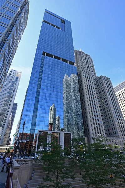 Chicago, Illinois'deki yansıtıcı cam bina. — Stok fotoğraf