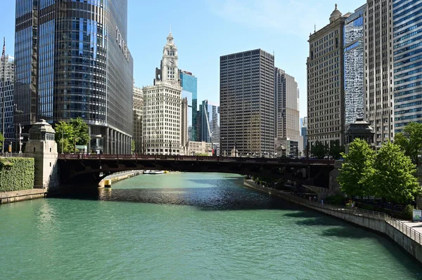 Chicago River y edificios frente al río, Chicago, Illinois. —  Fotos de Stock