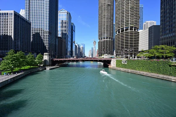 Chicago River y edificios frente al río, Chicago, Illinois. —  Fotos de Stock