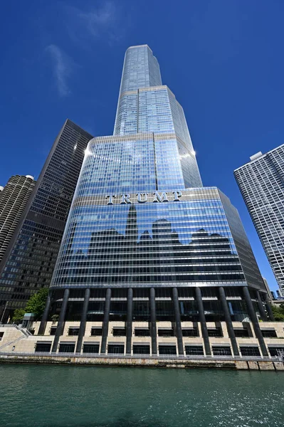 Trump Tower y edificios adyacentes en Chicago, Illinois . —  Fotos de Stock