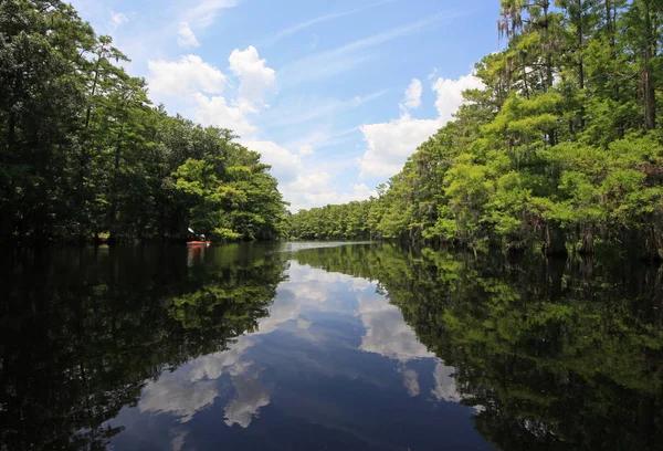 Balıkçı Koyu sakin bir yaz öğleden sonrası yansıması.