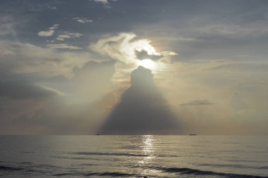 Miami Beach, Florida 'da gün doğumu bulutları.