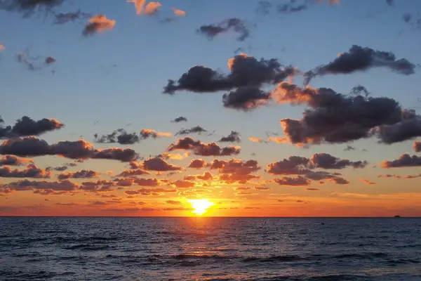 Sunrise cloudscape over Miami Beach, Florida. — Stock Photo, Image