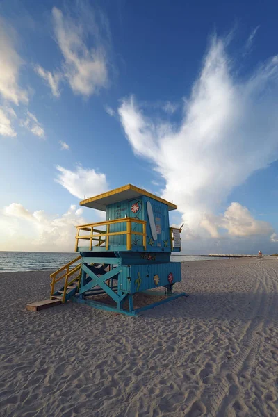 Colorido suporte salva-vidas em Miami Beach, Flórida . — Fotografia de Stock
