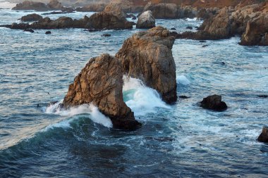 Kaliforniya Garrapata Eyalet Parkı 'nda günbatımı.