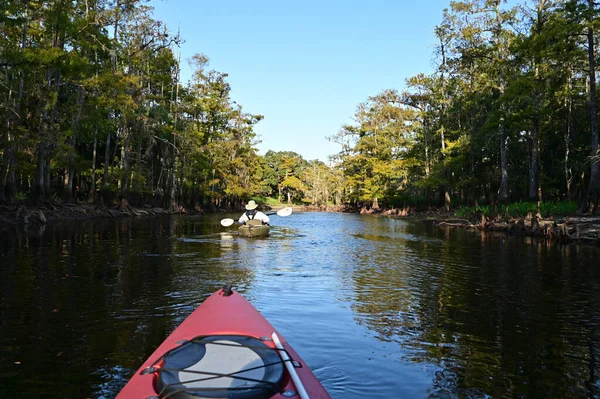 Kajakfahrer auf dem Fischbach, Florida. — Stockfoto