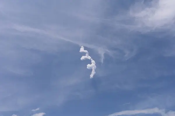 Huella de condensación del cohete tripulado NASA SpaceX lauch . — Foto de Stock