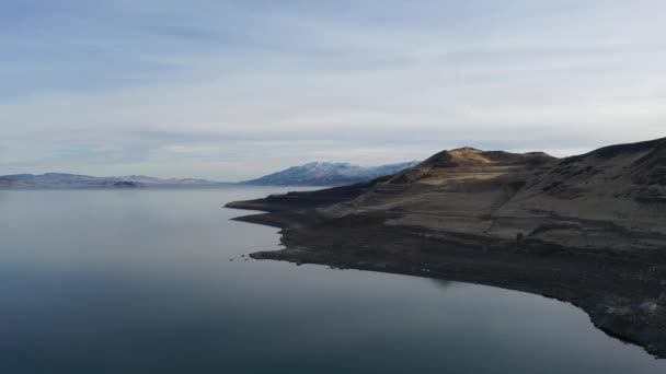 Вид с воздуха на озеро Пирамида, Невада на спокойный зимний день, 4K . — стоковое видео