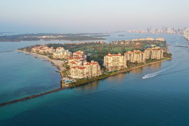 Fisher Adası ve Hükümet 'in hava manzarası gün doğumunda Miami Plajı' nı kapatıyor..