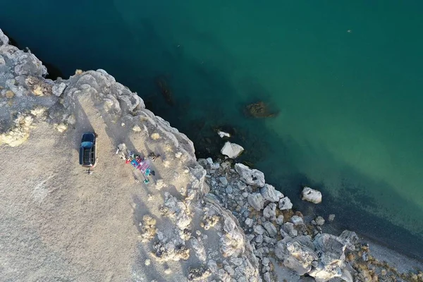 在内华达州里诺附近的Pyramid湖上，一家人正享受着宁静的冬日下午. — 图库照片