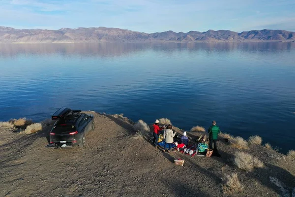Keluarga menikmati tenang musim dingin sore di Pyramid Lake dekat Reno, Nevada. — Stok Foto