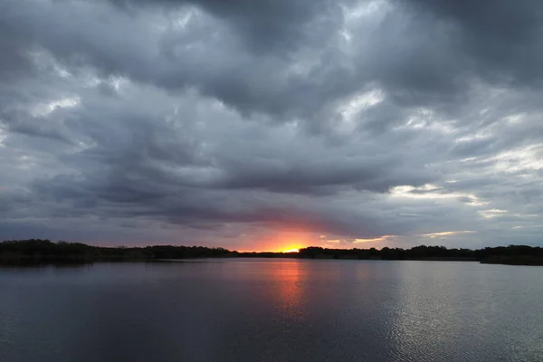 Lever de soleil nuageux sur l'étang Nine Mile dans le parc national des Everglades. — Photo