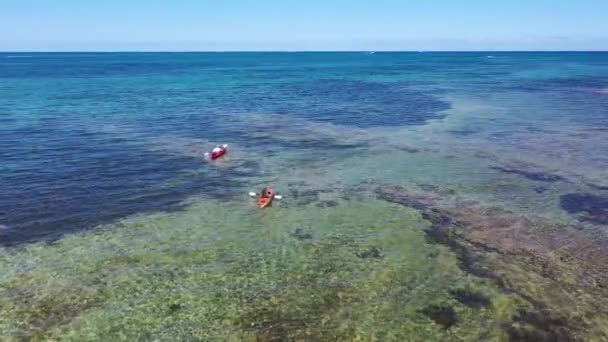 Flygfoto av unga par kajakpaddling utanför Key Biscayne på perfekt sommar eftermiddag 4K. — Stockvideo